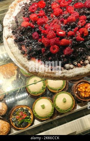 Exposition de confiseries avec tarte aux baies sauvages, tarte aux fruits et tarte aux gâteaux. Vue de dessus, photo verticale. Banque D'Images