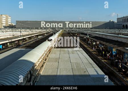 La gare centrale de Roma Termini est le principal terminal des transports en commun pour les trains, le métro, les bus et les tramways. Rome, Italie, Europe, UE. - Espace de copie Banque D'Images