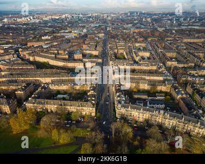 Vue aérienne depuis drone du quartier de Govanhill, côté sud de Glasgow, Écosse, Royaume-Uni Banque D'Images