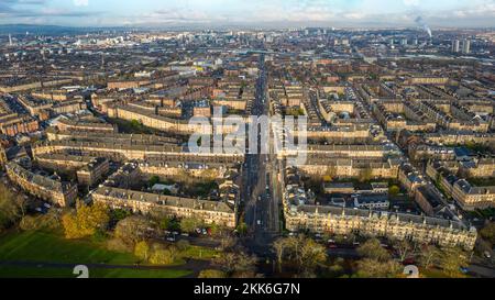 Vue aérienne depuis le drone de Victoria Road dans le quartier de Govanhill, dans le sud de Glasgow, en Écosse, au Royaume-Uni Banque D'Images