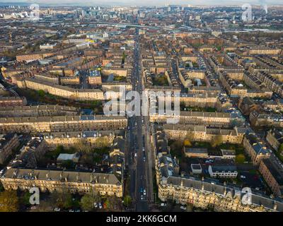 Vue aérienne depuis le drone de Victoria Road dans le quartier de Govanhill, dans le sud de Glasgow, en Écosse, au Royaume-Uni Banque D'Images