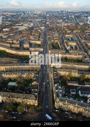 Vue aérienne depuis le drone de Victoria Road dans le quartier de Govanhill, dans le sud de Glasgow, en Écosse, au Royaume-Uni Banque D'Images