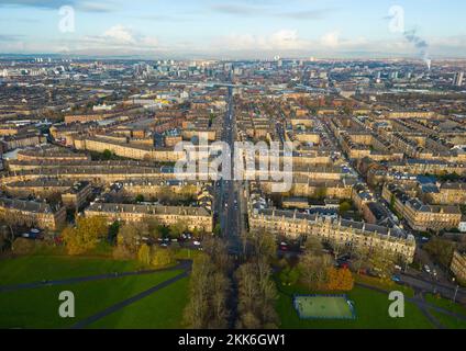 Vue aérienne depuis drone du quartier de Govanhill, côté sud de Glasgow, Écosse, Royaume-Uni Banque D'Images