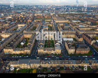 Vue aérienne depuis drone du quartier de Govanhill, côté sud de Glasgow, Écosse, Royaume-Uni Banque D'Images