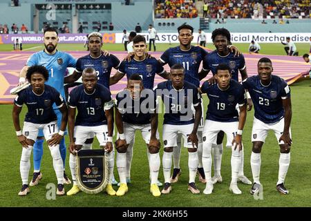 AL-RAYYAN - rangée arrière (LR) gardien de but de l'Équateur Hernan Ismael Galindez, Felix Torres de l'Équateur, Piero Hincapie de l'Équateur, Michael Estrada de l'Équateur, Jackson Porozo de l'Équateur. Front row (l-r) Angelo Preciado de l'Équateur, Enner Valence de l'Équateur, Pervis Estupinan de l'Équateur, Jegson Mendez de l'Équateur, Gonzalo Plata de l'Équateur, Moises Caicedo de l'Équateur pendant la coupe du monde de la FIFA Qatar 2022 groupe Un match entre les pays-Bas et l'Équateur dans le stade international de Khalifa sur 25 novembre, 2022 à Al-Rayyan, Qatar. ANP MAURICE VAN STONE crédit: ANP/Alay Live News crédit: ANP/Alay Live News Banque D'Images