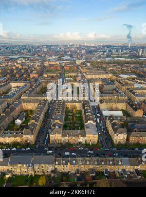 Vue aérienne depuis drone du quartier de Govanhill, côté sud de Glasgow, Écosse, Royaume-Uni Banque D'Images