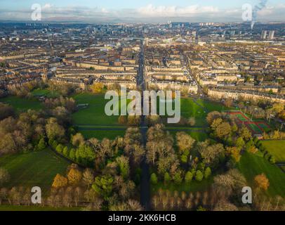 Vue aérienne depuis le drone de Queens Park et le quartier de Govanhill, côté sud de Glasgow, Écosse, Royaume-Uni Banque D'Images