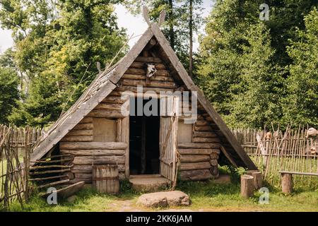 Maisons en rondins triangulaires avec toits en bois derrière une clôture.Monténégro, nord Banque D'Images