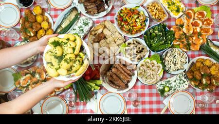 Beaucoup de nourriture différente sur la table de banquet et servi des pommes de terre bouillies avec de l'aneth.Un grand nombre de plats prêts-à-faire sur la table.vacances à la Banque D'Images