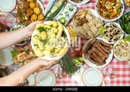 Beaucoup de nourriture différente sur la table de banquet et servi des pommes de terre bouillies avec de l'aneth.Un grand nombre de plats prêts-à-faire sur la table.vacances à la Banque D'Images