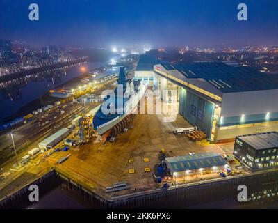 Vue aérienne du HMS Glasgow une frégate anti-sous-marine de type 26 au chantier naval de BAE Systems Govan, Glasgow, Écosse Banque D'Images