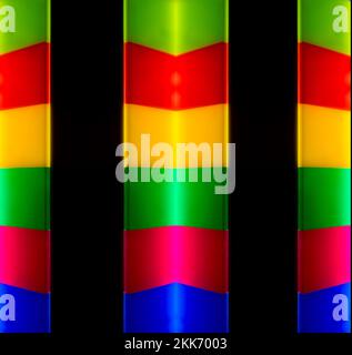 Plexiglas en plastique couleur rétroéclairé par LED sur fond balck Banque D'Images