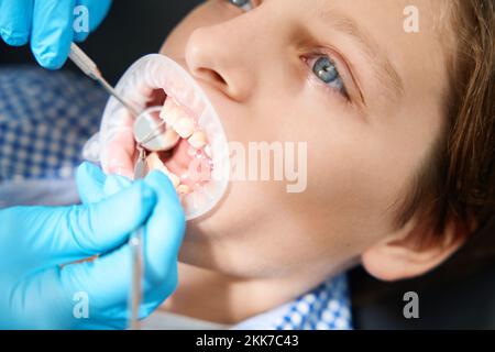 L'enfant subit un examen oral dans une clinique externe Banque D'Images