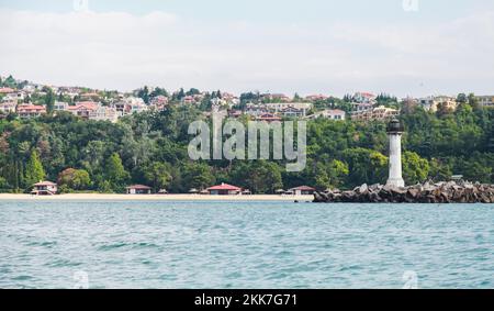 Tour de phare blanche montée sur un brise-lames. Varna, Bulgarie Banque D'Images