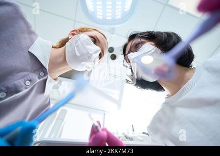 Deux travailleurs médicaux dans le processus de manipulation dentaire Banque D'Images