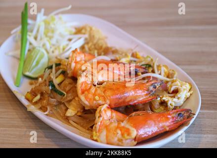 Gros plan sur une assiette de langoustines thaïlandaises recouvertes de crevettes à la rivière Banque D'Images