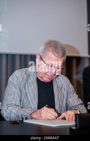 L'architecte Daniel Libeskind photographié lors de la cérémonie officielle de signature du nouveau concept architectural du Boerentoren, à Anvers, le vendredi 25 novembre 2022. Le Boerentoren sera complètement démantelé en raison de l'amiante à l'intérieur et aura un nouvel objectif. Une tour culturelle et une tour panoramique pour les résidents d'Anvers, les Flamands et les visiteurs internationaux. L'architecte américain Libeskind a été choisi par les huttes d'entrepreneurs belges et sa Fondation Phoebus pour donner au Boerentoren (la « Tour de l'agriculteur », officiellement la Tour KBC), l'une des structures les plus emblématiques d'Anvers, un relooking, avec une da Banque D'Images