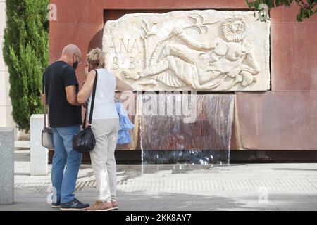 Merida, Espagne - 9th octobre 2021 : couple d'âge mûr près de la fontaine allégorique de Guadiana, Merida, Espagne Banque D'Images