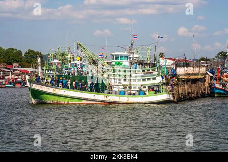 Rayong, Thaïlande - 10 décembre 2008: bateau de pêche local en bois dans le port de Rayong, Thaïlande. La pêche est une industrie importante en Thaïlande. Banque D'Images