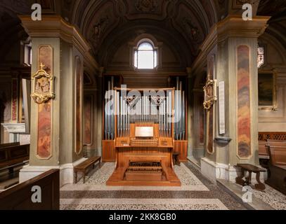 Boves, Cuneo, Italie - 22 novembre 2022 : orgue à pipe dans l'église de San Bartolomeo à Boves Banque D'Images