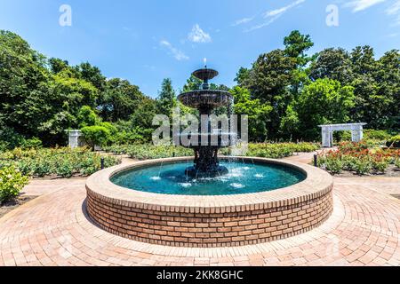 Theodore, Etats-Unis - 18 juillet 2013: fontaine dans le parc public des jardins de Bellingraths Banque D'Images