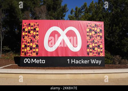 Un panneau à l'entrée du siège social de Meta Platforms (Facebook) au 1 Hacker Way, jeudi 24 novembre 2022, à Menlo Park, Etalonnage Banque D'Images