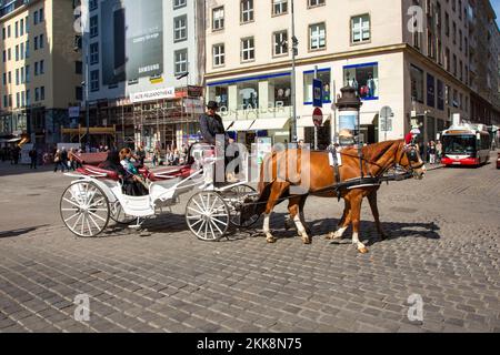 Vienne, Autriche - 25 avril 2015 : les gens apprécient la calèche ou le Fiaker, attraction touristique populaire à Vienne dans le premier quartier. Banque D'Images