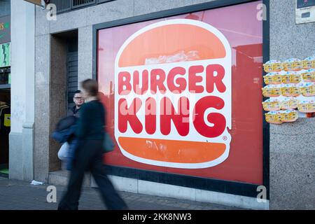 Le logo de la société de restauration rapide Burger King est visible de près sur la fenêtre d'une entrée de restaurant en Espagne. Banque D'Images