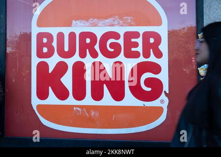 Le logo de la société de restauration rapide Burger King est visible de près sur la fenêtre d'une entrée de restaurant en Espagne. Banque D'Images