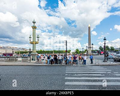 Paris, France - 12 juin 2015 : les gens traversent la rue au feu de circulation pour les piétons sur la place de la concorde au coeur de Paris. Au champ d'E Banque D'Images