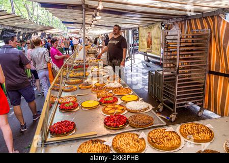 Paris, France - 13 juin 2015 : les gens achètent sur le marché de rue de Chaillot, Paris, France. Sur ce marché des agriculteurs, les gens vendent leur propre frais de haute qualité Banque D'Images