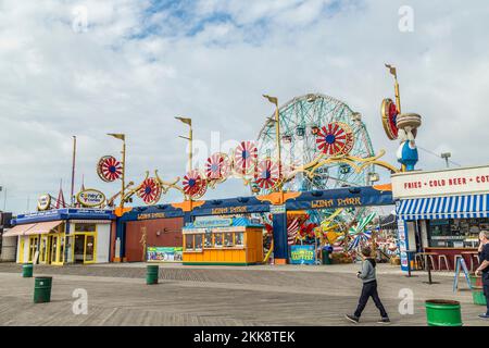 CONEY ISLAND, Etats-Unis - OCT 25, 2015: Les gens visitent la célèbre vieille promenade de Coney Island, la zone d'amusement de plage de New York. Banque D'Images