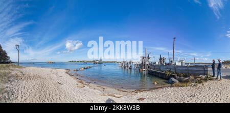 Vue panoramique sur la plage et le port de Sag Harbour dans la lumière de l'après-midi Banque D'Images