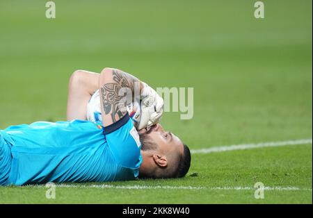 Doha, Qatar. 25th novembre 2022. Hernan Galindez, gardien de but de l'Équateur, tient le ballon pendant le match du groupe A entre les pays-Bas et l'Équateur de la coupe du monde de la FIFA 2022 au stade international Khalifa à Doha, Qatar, le 25 novembre 2022. Credit: Meng Yongmin/Xinhua/Alamy Live News Banque D'Images