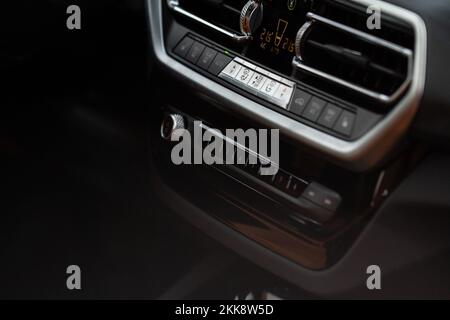 Boutons de climatisation couleur pour voiture vue rapprochée à l'intérieur d'une voiture. Panneau du tableau de bord du climatiseur de température de voiture. Banque D'Images