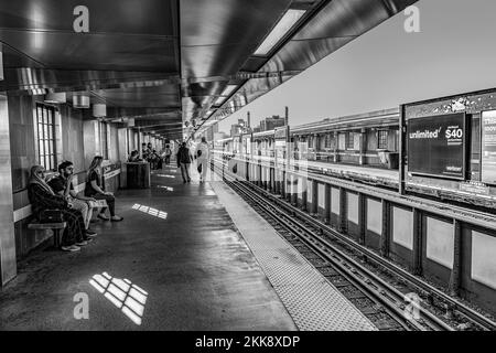 Boston, États-Unis - 13 septembre 2017 : les gens attendent le métro à Boston, États-Unis. La Metro Massachusetts Bay Transportation Authority (MBTA) est exploitée Banque D'Images