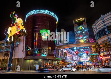 Las Vegas, Etats-Unis - 9 mars 2019 : le célèbre Fremont Street Hacienda Horse and Rider signe brille de mille feux après une restauration complète à Las Vegas, Nevada. Banque D'Images