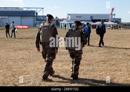 Morlaix, France - 18 septembre 2022 : deux soldats de la base navale aéronautique de Landivisiau patrouillent pendant le salon de l'air de Breizh. Banque D'Images