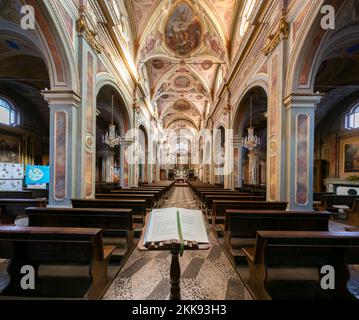 Boves, Italie - 22 novembre 2022: Intérieur avec voûtes fresques de l'église paroissiale de san Bartolomeo avec livre liturgique missal en premier plan Banque D'Images