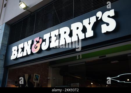 Barcelone, Espagne. 23rd novembre 2022. Le logo de la chaîne de crème glacée Ben & Jerry's est visible sur une entrée de magasin. (Image de crédit : © Davide Bonaldo/SOPA Images via ZUMA Press Wire) Banque D'Images