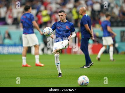 Phil Foden, en Angleterre, s'échauffe avant le match de la coupe du monde de la FIFA, groupe B, au stade Al Bayt d'Al Khor, au Qatar. Date de la photo: Vendredi 25 novembre 2022. Banque D'Images