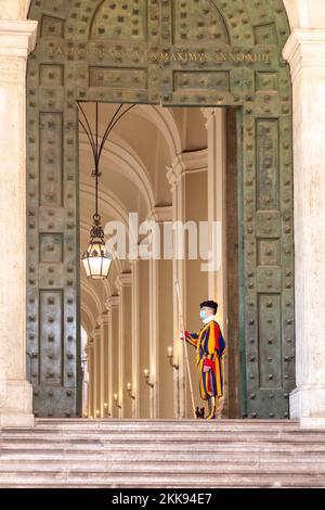 Rome, Italie - 2 août 2021 : soldats de la Garde suisse pontificale se tenant à côté de la place Saint-Pierre au Vatican. Banque D'Images