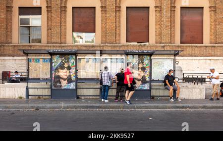 Rome, Italie - 2 août 2021: Les gens waïtine à l'arrêt de bus Sassia Spirito à la rivière tiber pour le prochain bus. Banque D'Images