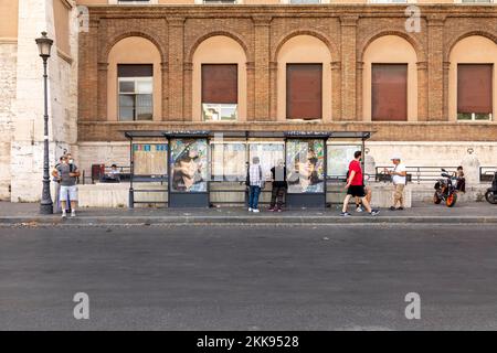 Rome, Italie - 2 août 2021: Les gens waïtine à l'arrêt de bus Sassia Spirito à la rivière tiber pour le prochain bus. Banque D'Images