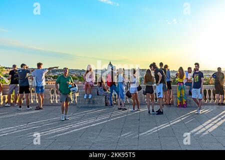 Rome, Italie - 3 août 2021: Les gens attendent pour le coucher du soleil sur la piazza del popolo - engl: Place des peuples à Rome. Banque D'Images