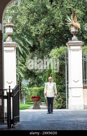 Rome, Italie - 5 août 2021 : garde du palais Quirinal à la porte latérale du jardin. Banque D'Images