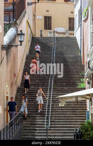 Rome, Italie - 5 août 2021: Les gens à l'étape de la petite via di Monte polacco à Rome, Italie. Banque D'Images