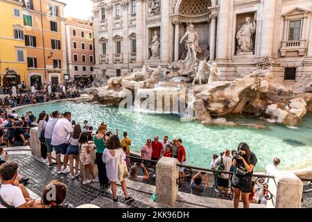 Rome, Italie - 4 août 2021 : les gens visitent la fontaine de Trevi à Rome. Jeter des pièces de monnaie dans la fontaine devrait donner de la chance au peuple. Banque D'Images