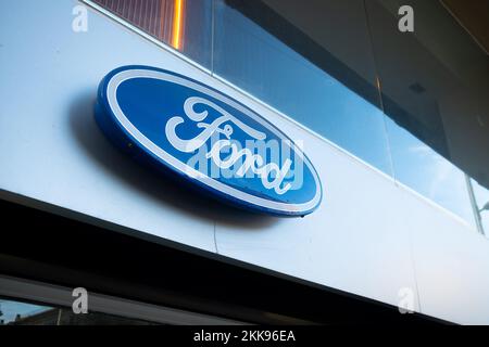 Barcelone, Espagne. 23rd novembre 2022. Le logo de la société automobile américaine Ford est visible au-dessus d'une entrée de concession en Espagne. (Image de crédit : © Davide Bonaldo/SOPA Images via ZUMA Press Wire) Banque D'Images