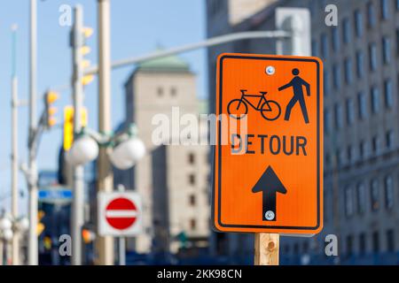 Signe orange de détour pour les vélos et les piétons. Fermé pour les vélos et les personnes à pied dans le centre-ville d'Ottawa, Canada Banque D'Images